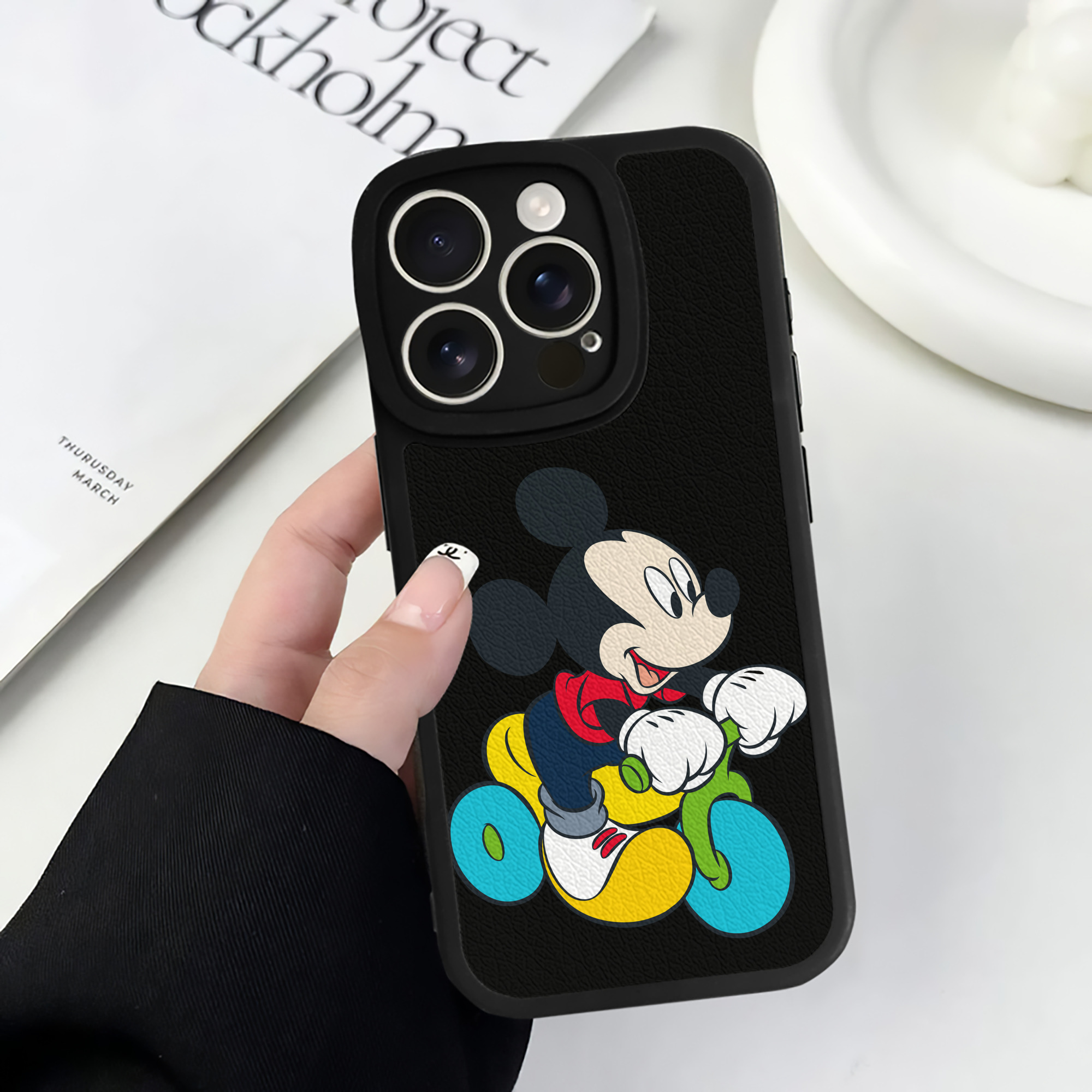 （画像用） ミッキーマウス Mickey Mouse 【iPhone 16シリーズ対応】シリコンスマホケース（レザー調） 材質：シリコン